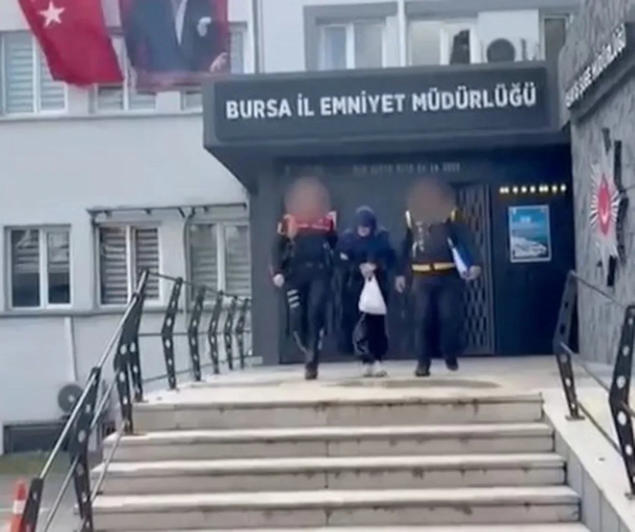 Her detayı kan dondurdu! Kocasının cesedini 15 parçaya ayırıp, çöp konteynerine attı