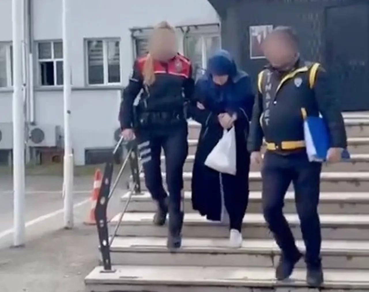 Her detayı kan dondurdu! Kocasının cesedini 15 parçaya ayırıp, çöp konteynerine attı