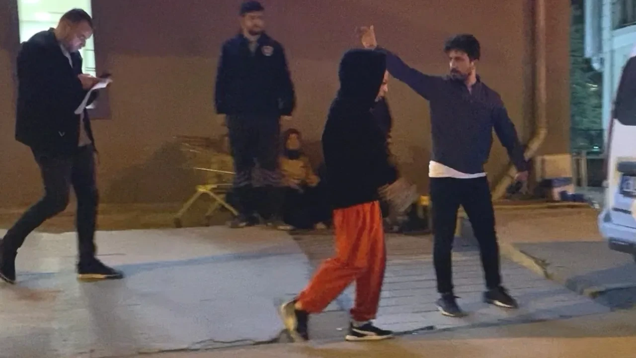 İki genç kızın erkek meselesi kavgasında kan aktı! Annesi fırça attı 