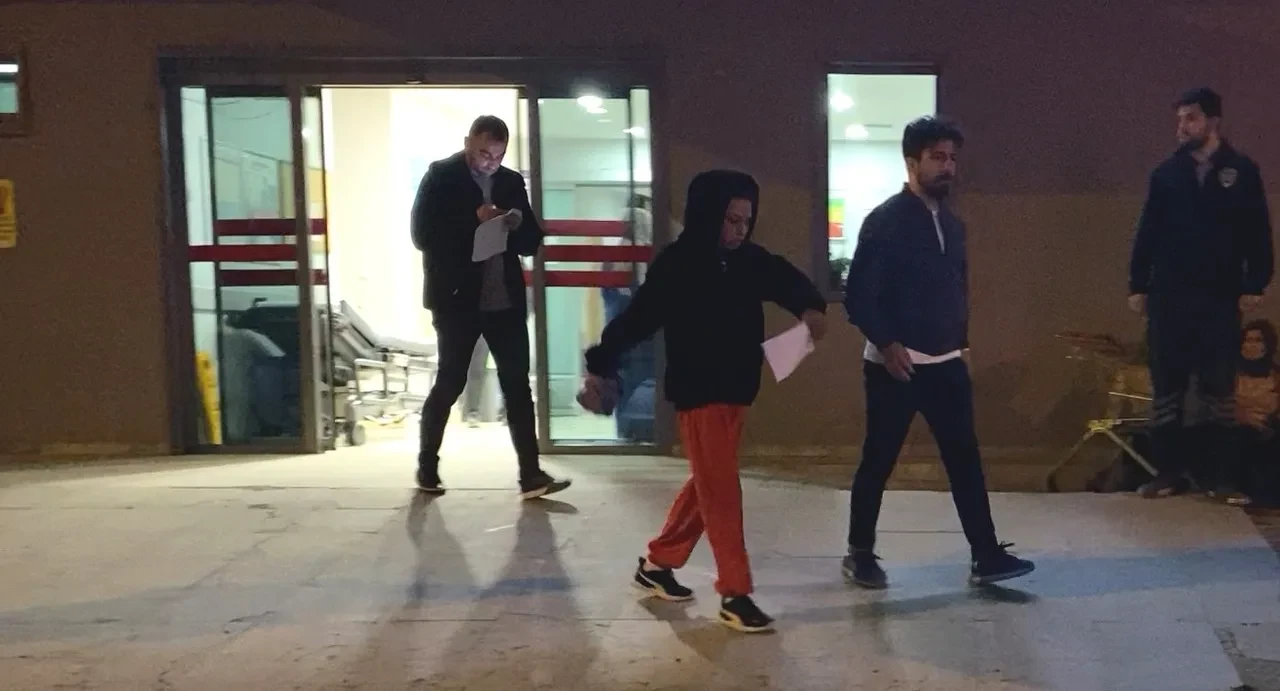 İki genç kızın erkek meselesi kavgasında kan aktı! Annesi fırça attı "Gerizekalısın kızım"