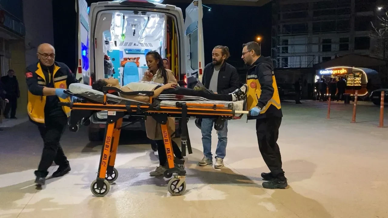 İki genç kızın erkek meselesi kavgasında kan aktı! Annesi fırça attı "Gerizekalısın kızım"