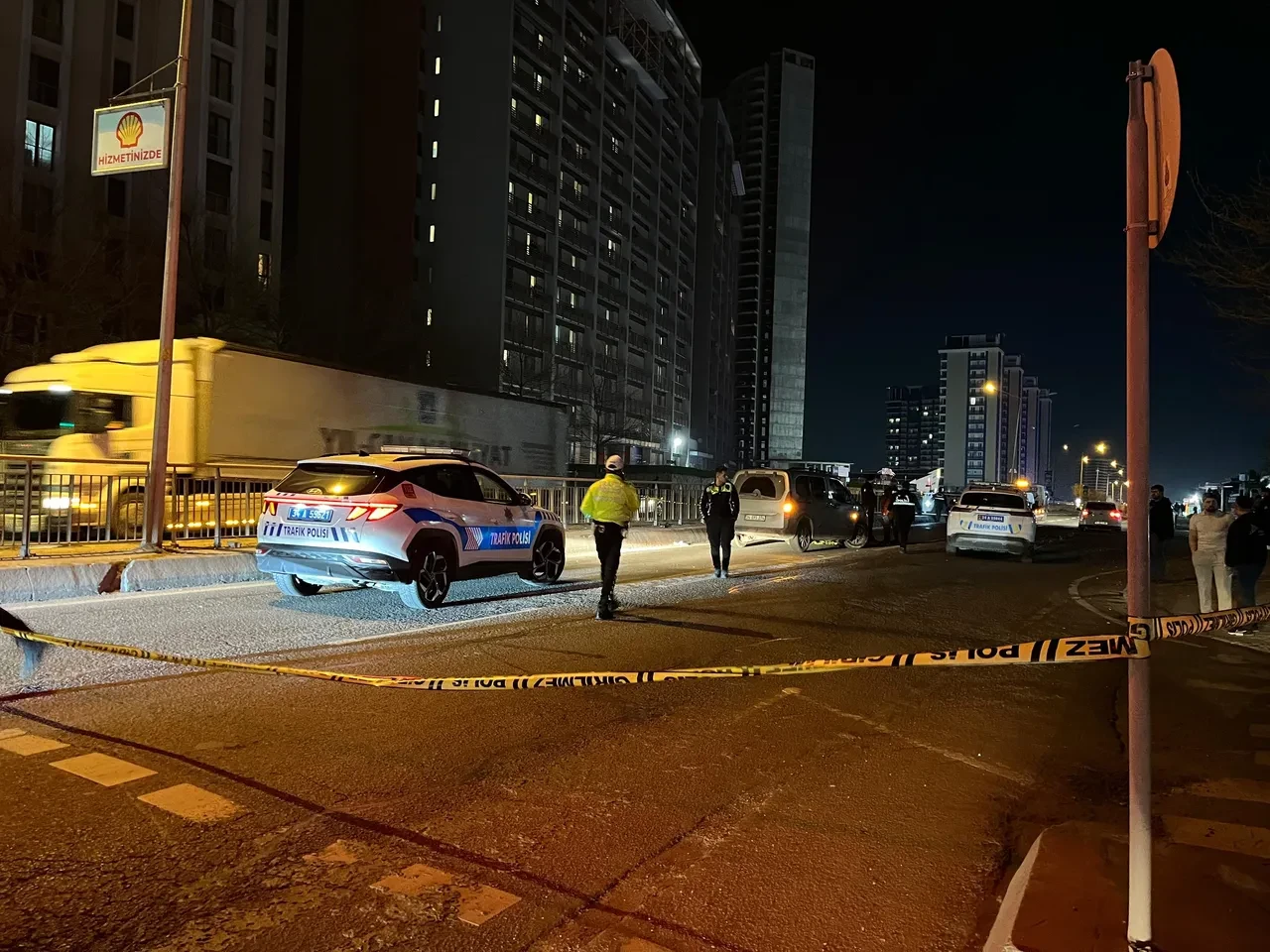 Motosiklet sürücüsü genç kıza çarptı, feci kazada hayatını kaybetti