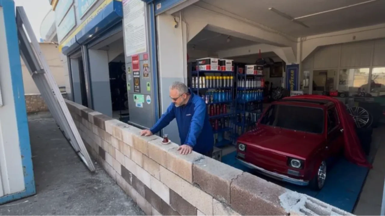 Ortaklarla anlaşmadı, kiracısının başına dert oldu! Dükkanın önüne duvar ördü