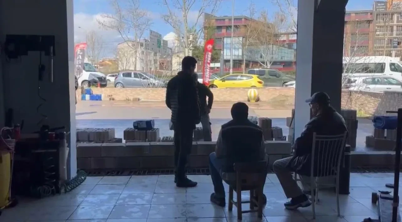 Ortaklarla anlaşmadı, kiracısının başına dert oldu! Dükkanın önüne duvar ördü