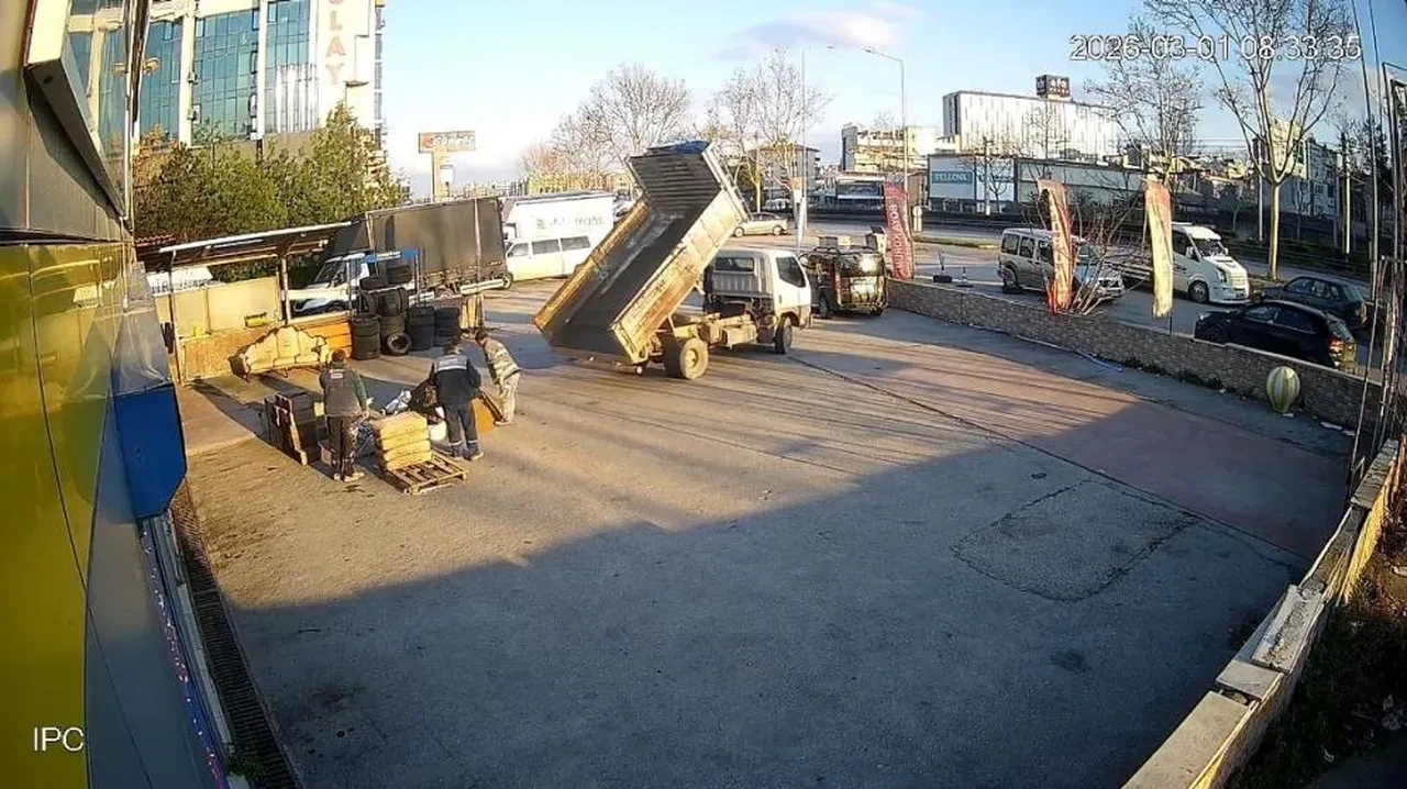 Ortaklarla anlaşmadı, kiracısının başına dert oldu! Dükkanın önüne duvar ördü