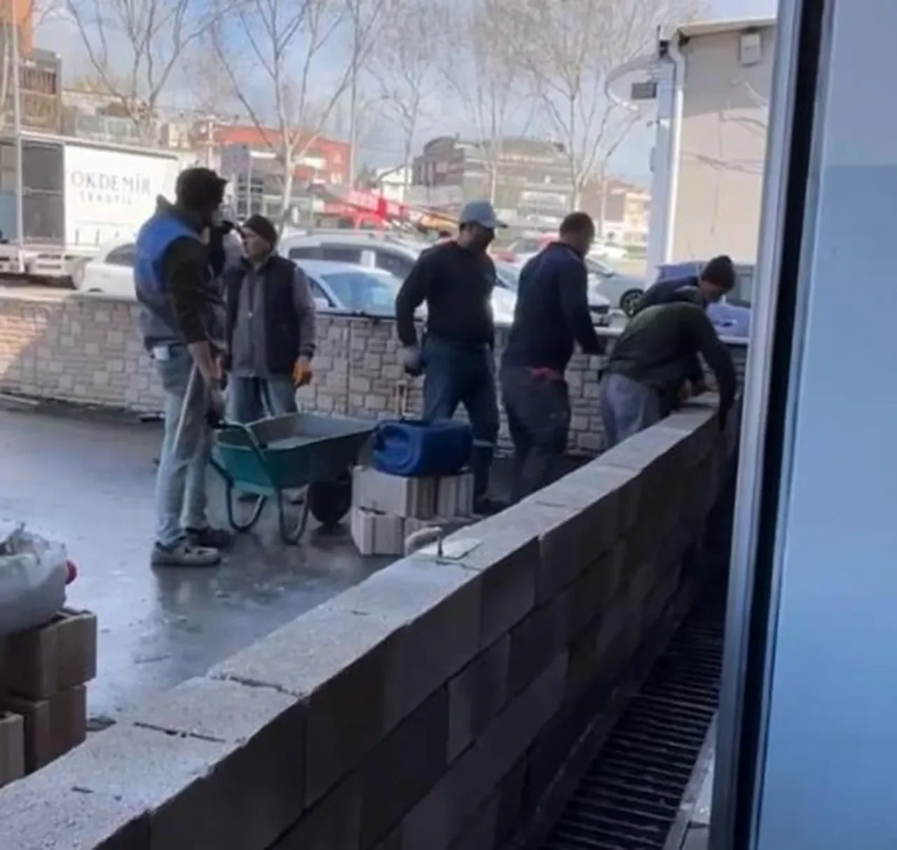 Ortaklarla anlaşmadı, kiracısının başına dert oldu! Dükkanın önüne duvar ördü