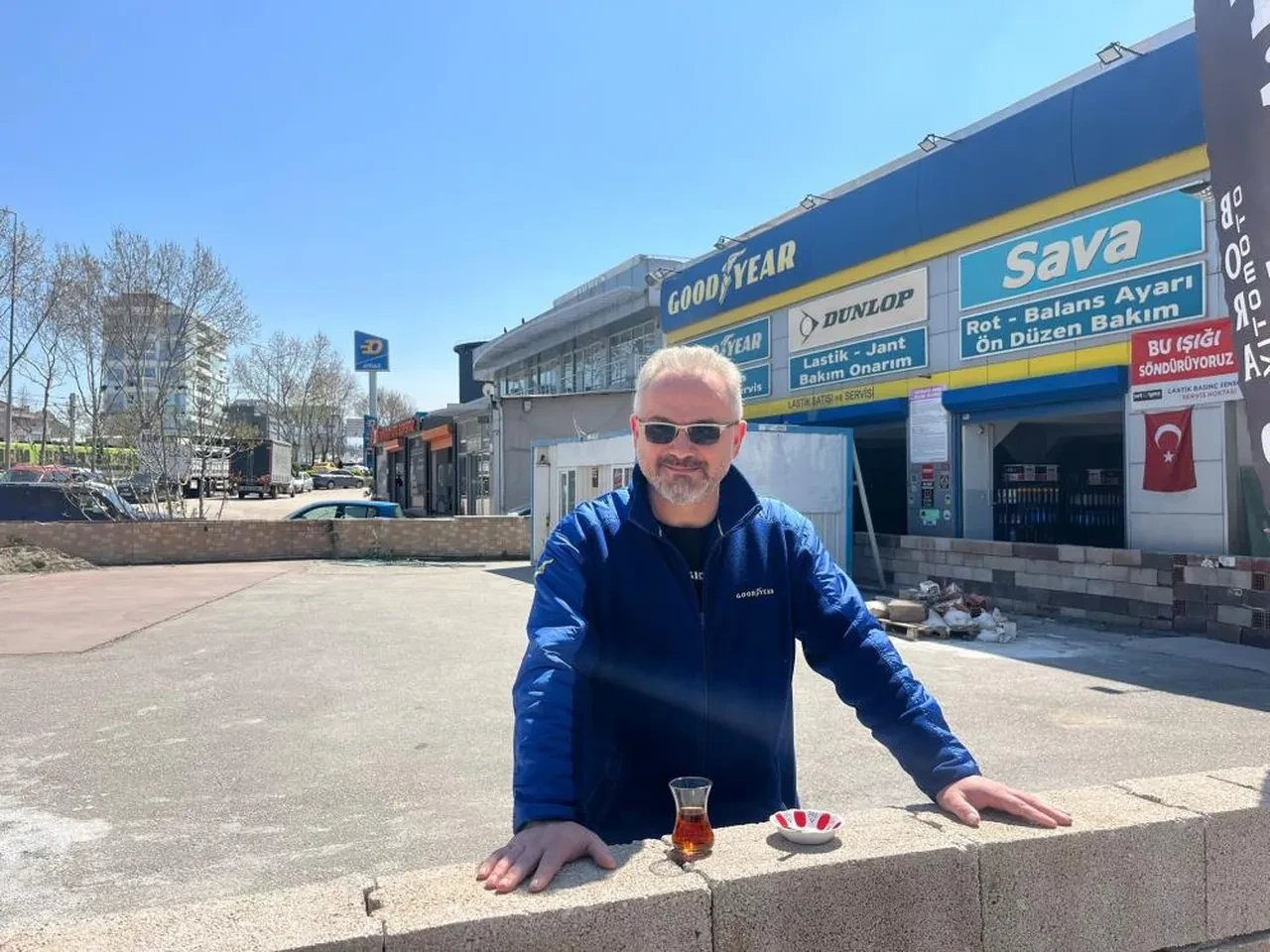 Ortaklarla anlaşmadı, kiracısının başına dert oldu! Dükkanın önüne duvar ördü