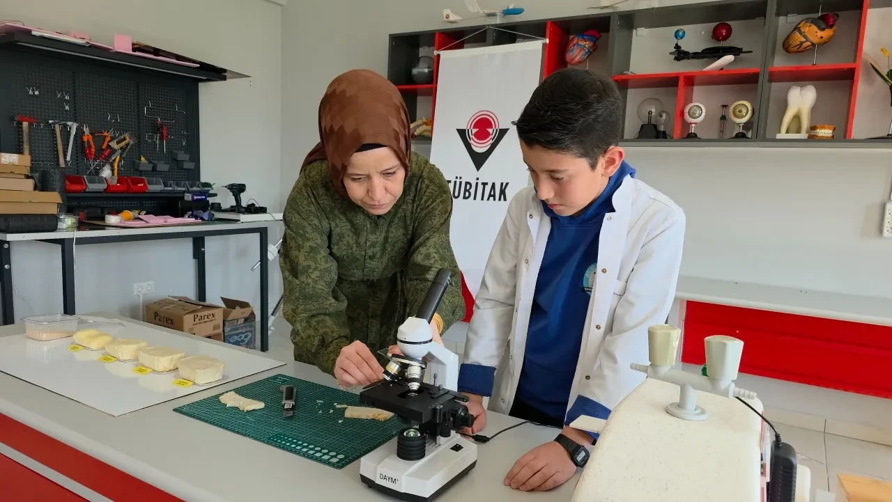 Ortaokul öğrencisi, çöpe atılan pirinç kabuklarını yalıtım malzemesine çevirdi