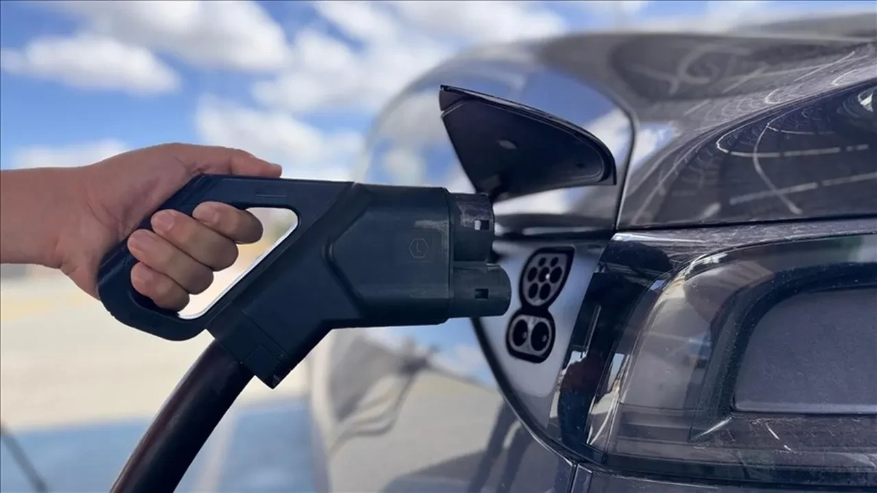 Otomotiv piyasasında büyük değişim: Bu yıl satılan araçların yarısı elektrikli ve hibrit model