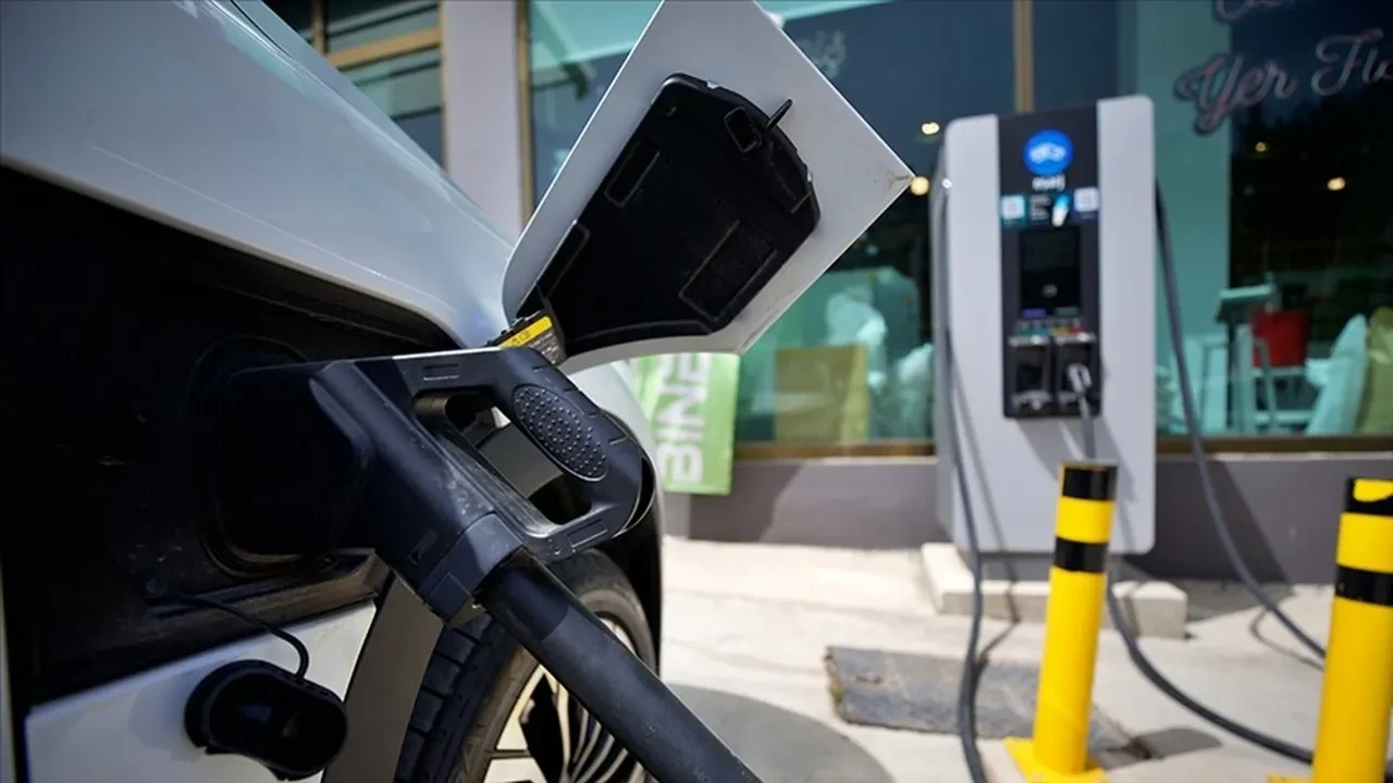 Otomotiv piyasasında büyük değişim: Bu yıl satılan araçların yarısı elektrikli ve hibrit model