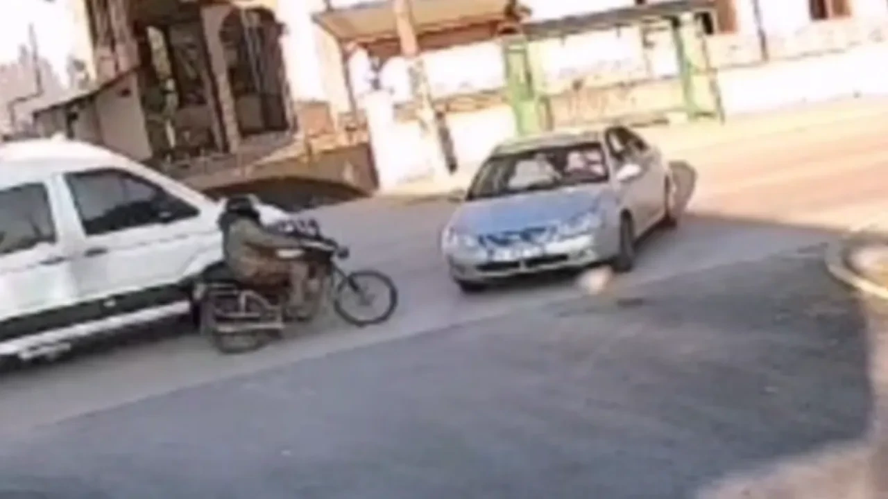 Sağdan solladı, otomobile çarptı! Feci kaza kamerada