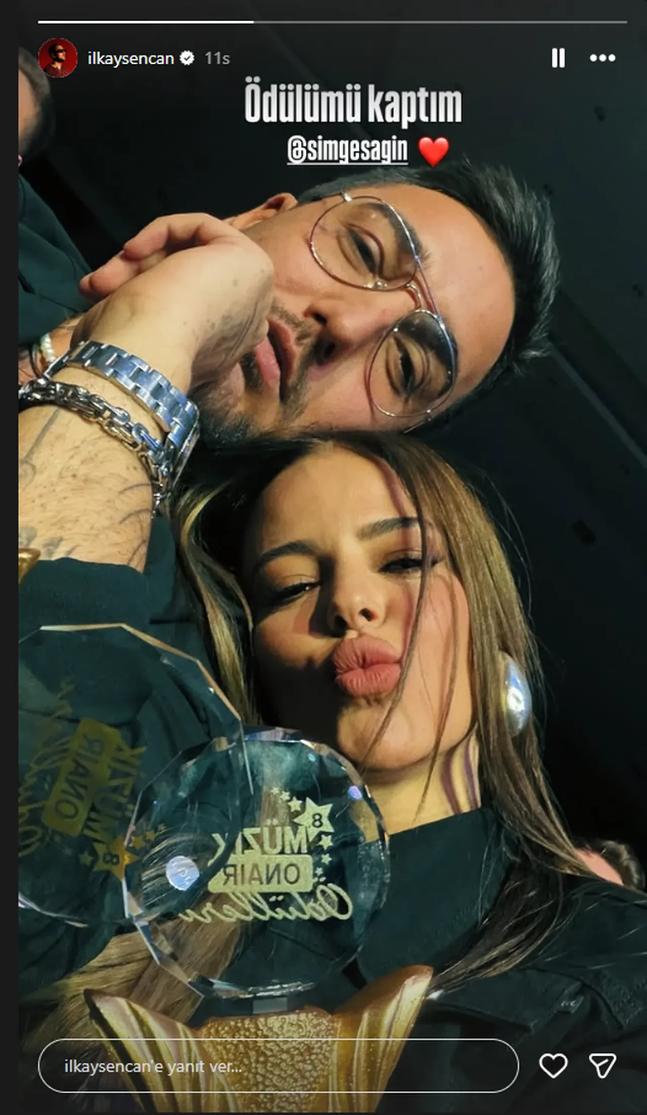 Simge Sağın ve İlkay Şencan ödül töreninde aşklarını ilan etti, ertesi gün gözaltı şoku!