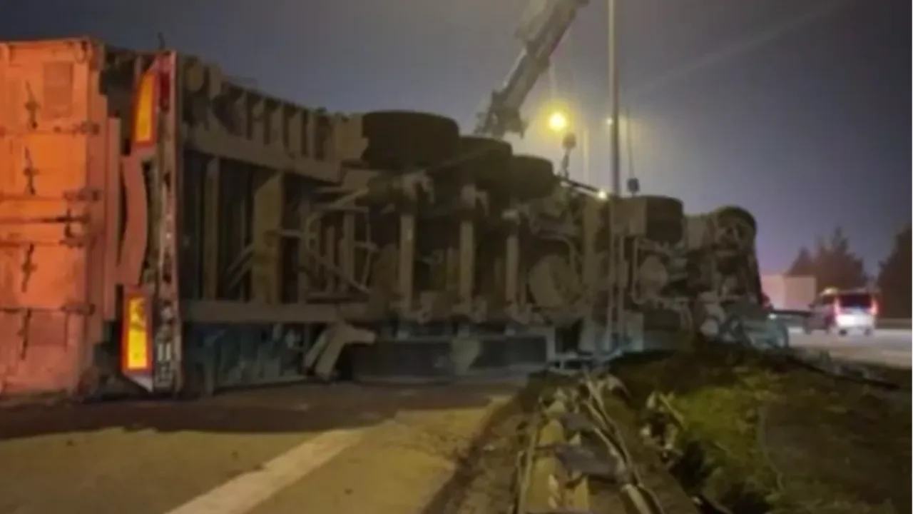 TEM'in İstanbul yönünde tır devrildi: Ulaşımda aksama yaşanıyor