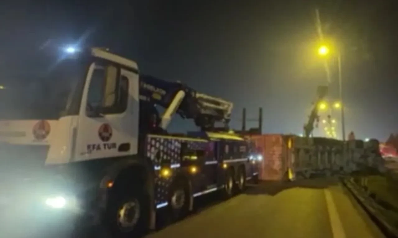 TEM'in İstanbul yönünde tır devrildi: Ulaşımda aksama yaşanıyor