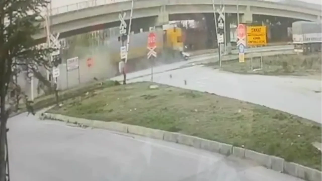 Tır otomobili metrelerce gibi sürükledi! Otomobil sürücüsü hayatını kaybetti