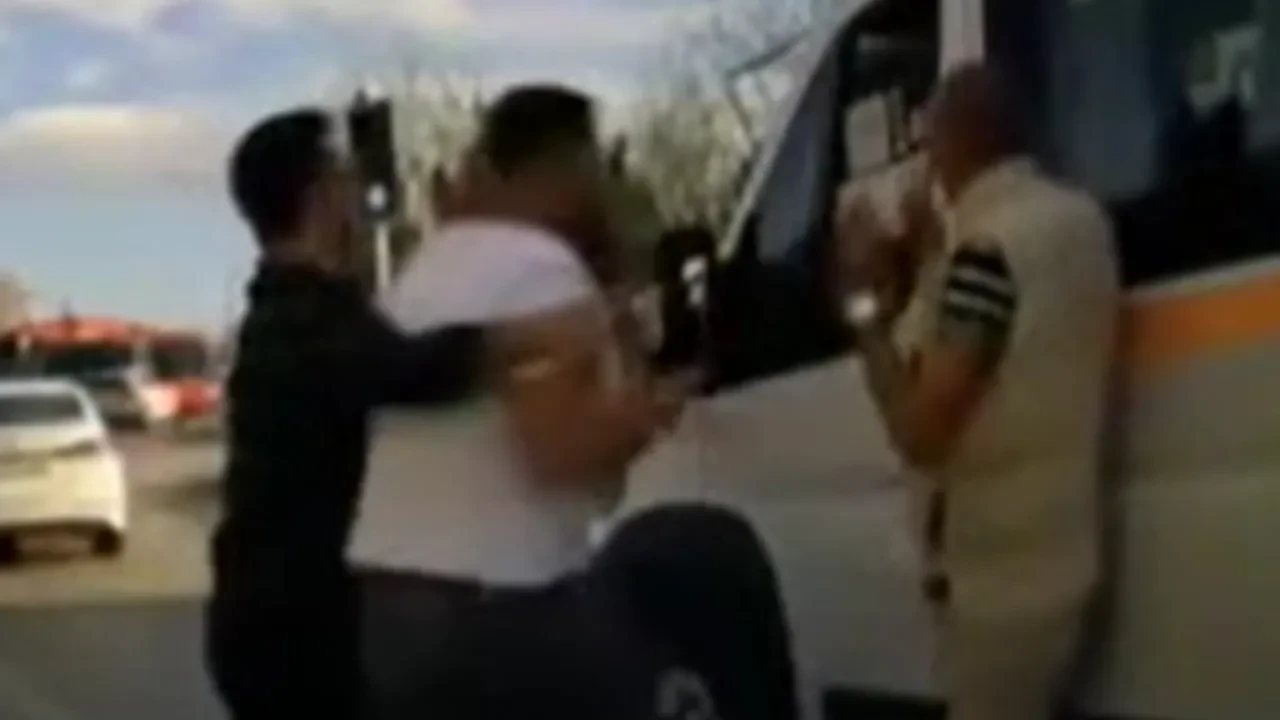 Trafikte yumruk yumruğa kavga ettiler! Ankara'daki o anlar kamerada