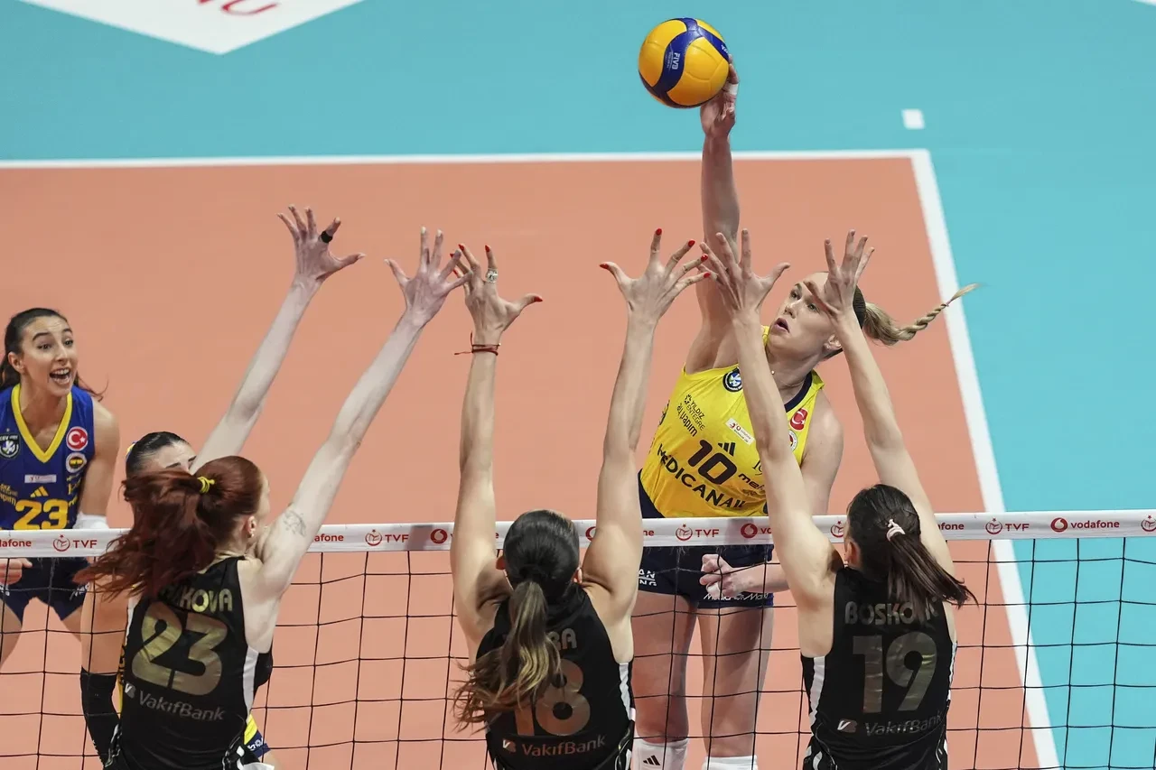 VakıfBank final serisinde 1-0 öne geçti! Sarı-siyahlılar, Fenerbahçe Medicana'yı 3-0 yendi