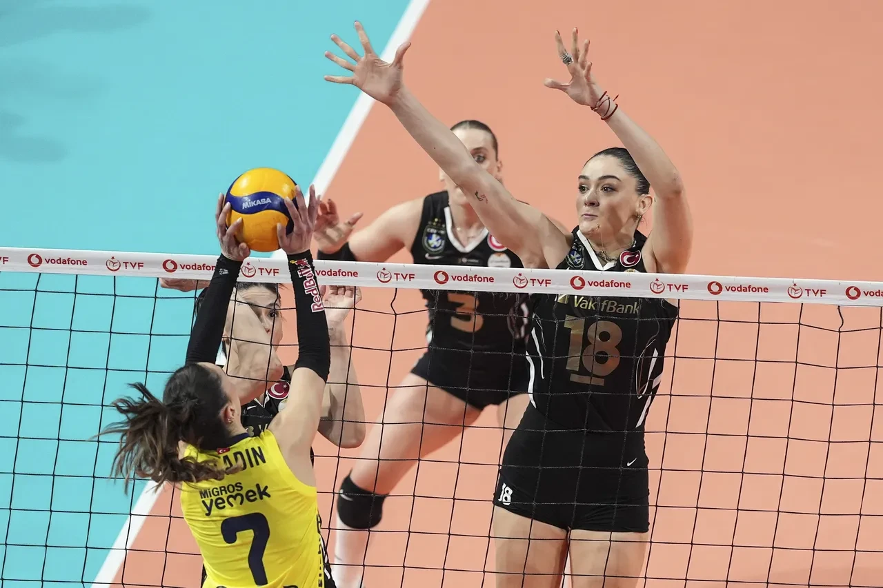 VakıfBank final serisinde 1-0 öne geçti! Sarı-siyahlılar, Fenerbahçe Medicana'yı 3-0 yendi
