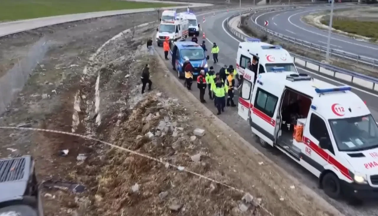 Aksaray'da feci kaza! Yolcu otobüsü şarampole devrildi: Çok sayıda yaralı var