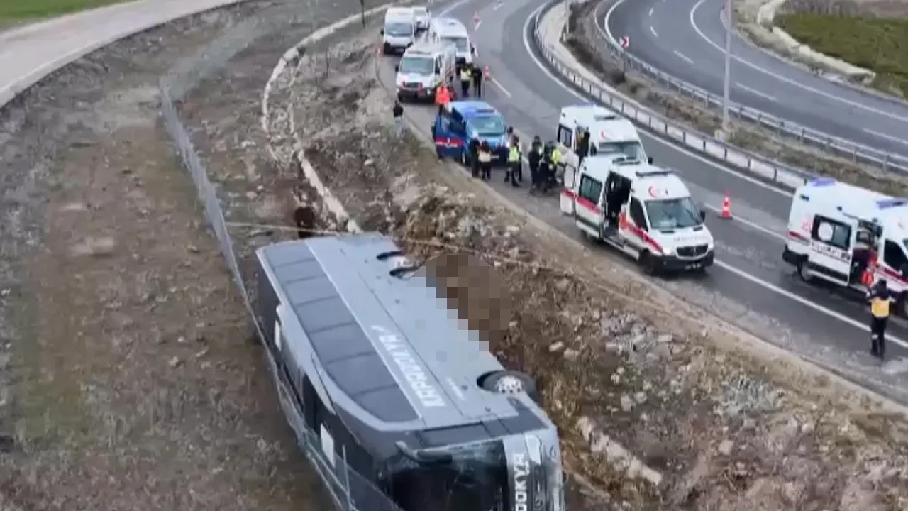 Aksaray'da feci kaza! Yolcu otobüsü şarampole devrildi: Çok sayıda yaralı var