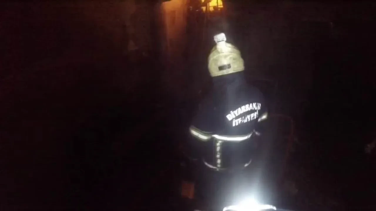 Alevlerle mücadele kamerada! İtfaiye erinin kask kamerası müdahaleyi anbean kaydetti