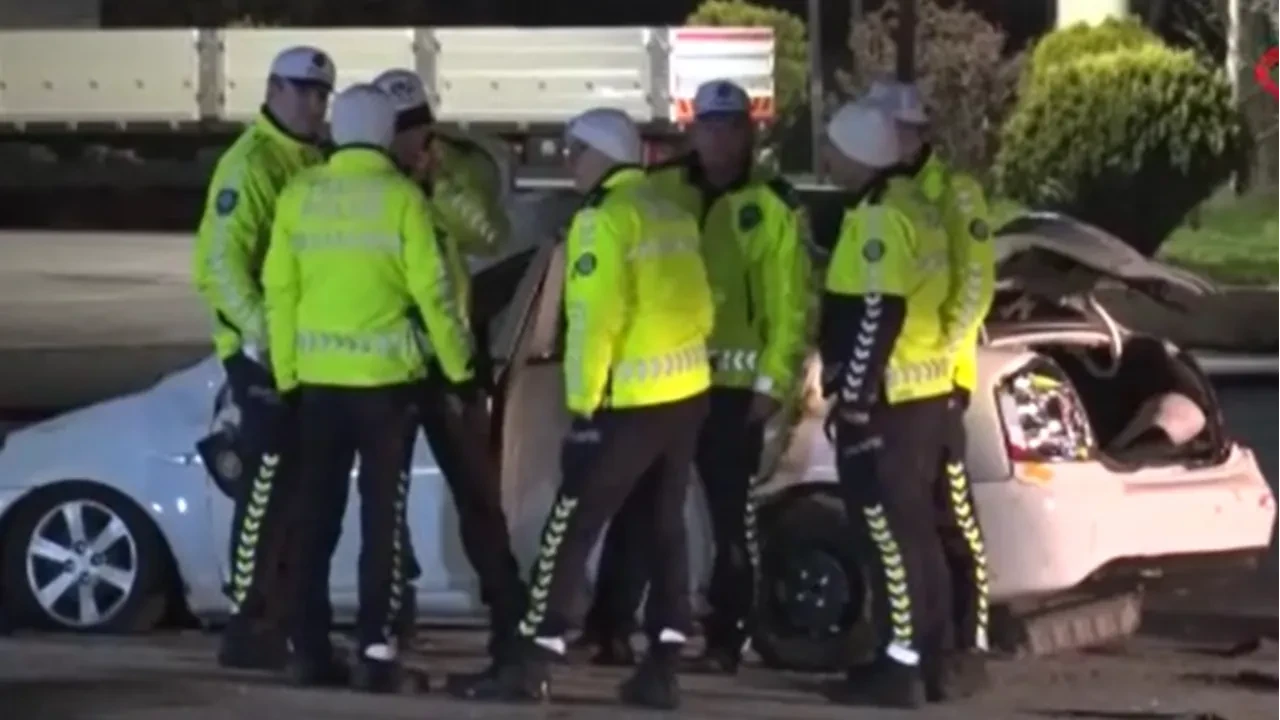 Ankara'da feci kaza! Taklalar halinde savruldu araçtan inen şoföre çarptı