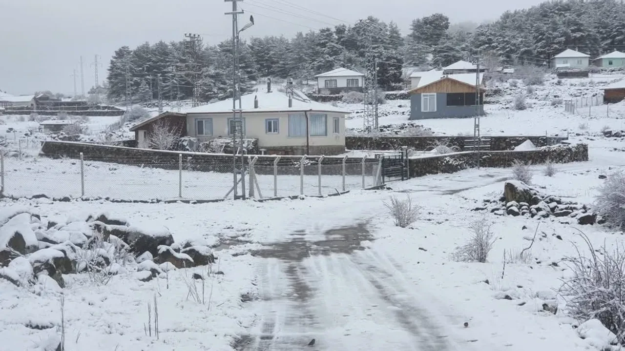 Ankara’ya nisan ayında kar sürprizi: Başkent güne beyaz uyandı