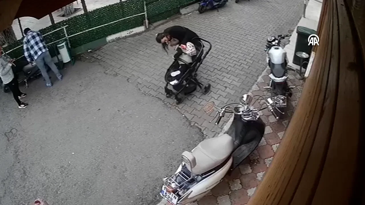 Boğazına oyuncak parçası kaçan çocuk Heimlich manevrasıyla kurtarıldı! O anlar kamerada 