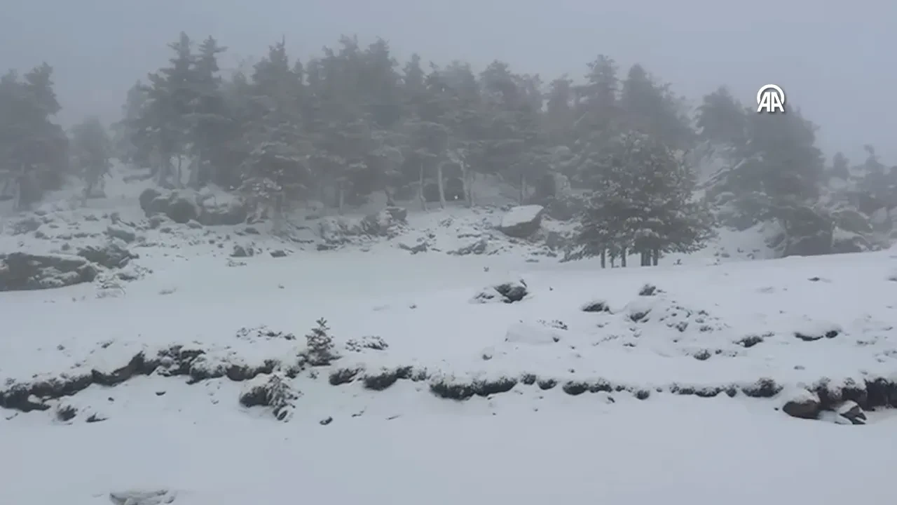 Bolu nisan ayında beyaza büründü! Kentte lapa lapa kar yağıyor 