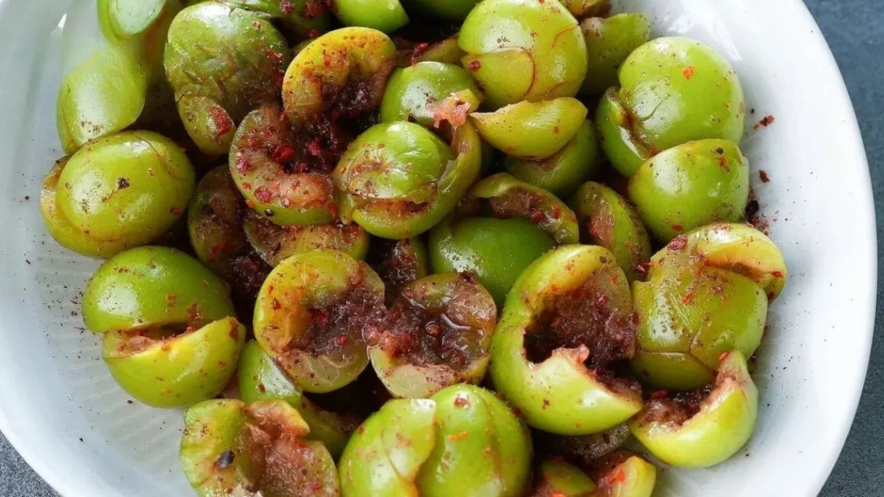 Çağla ve erikle yapılan muhteşem salata! Diyet listelerinin lideri oldu