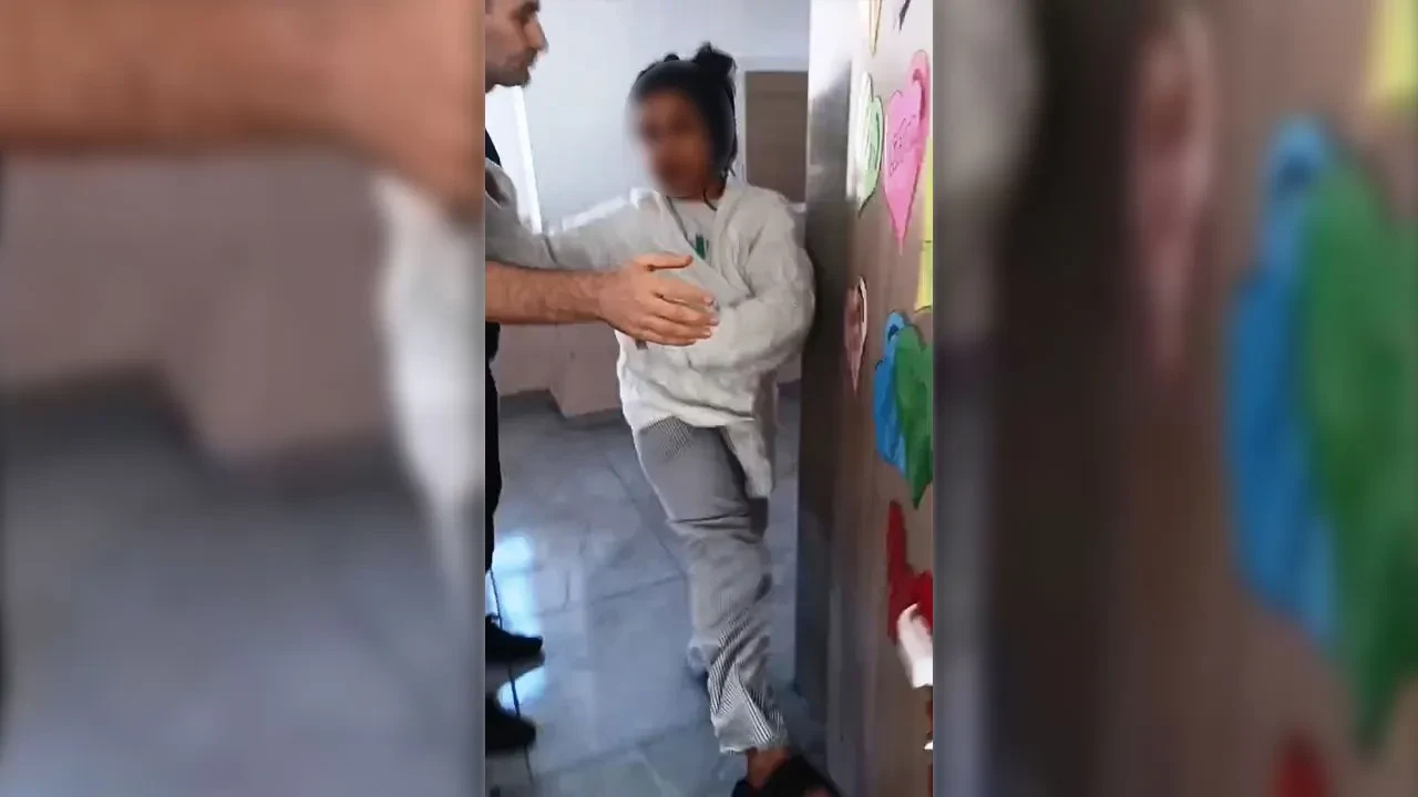 Ders sırasında skandal: Gözü dönmüş veli sınıfı bastı, öğretmene tehdit ve hakaretler yağdırdı!