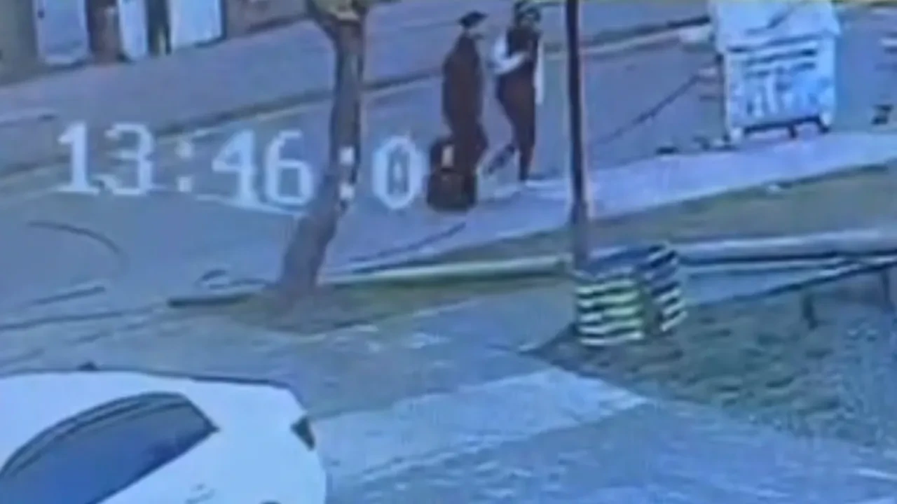 Faciadan dönüldü: Telefon direği 2 kişinin üzerine düşecekti