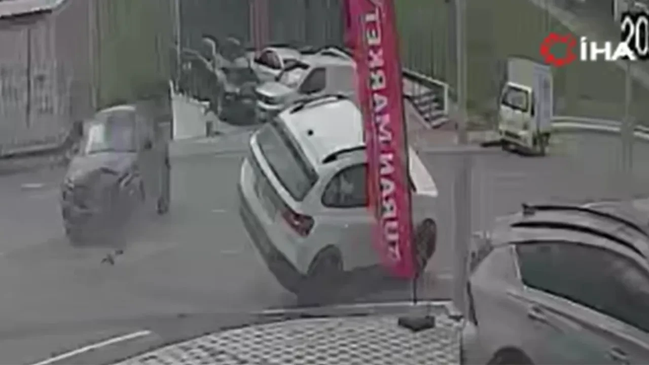 Feci kazada otomobil takla attı! 7 kişinin yaralandığı kaza kamerada