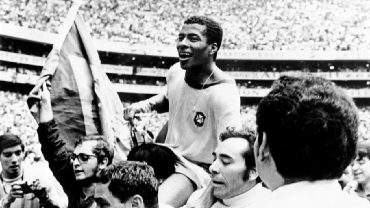 Futbol tarihinin en iyi kanat oyuncuları açıklandı: Messi ve Ronaldo podyum dışında kaldı!