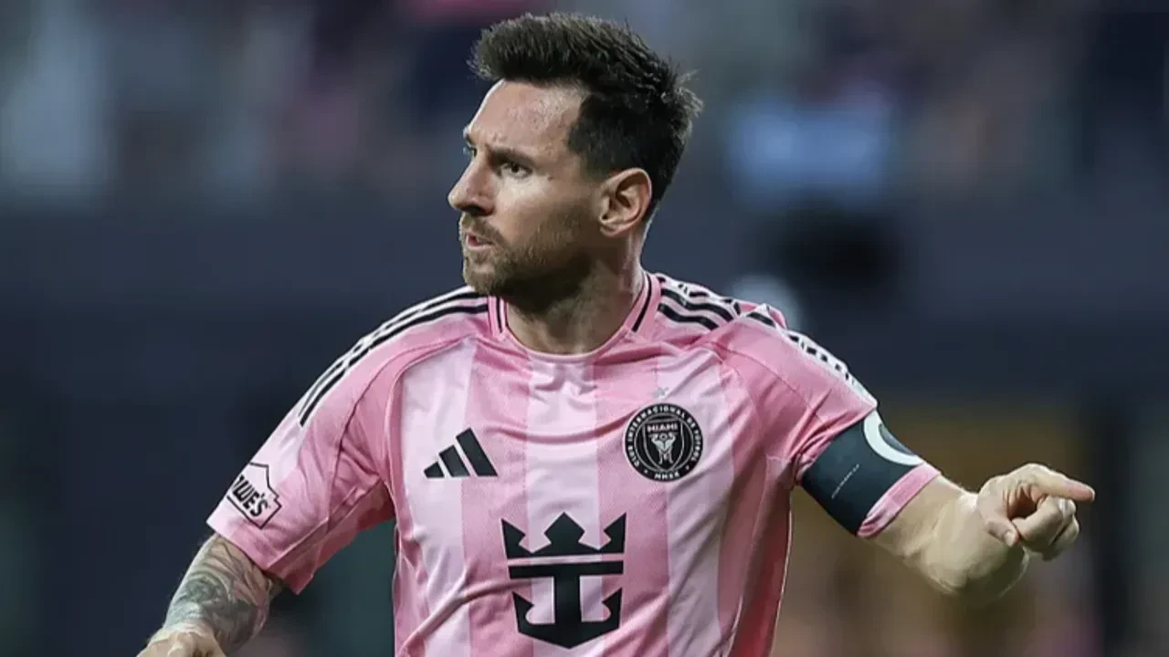 Futbol tarihinin en iyi kanat oyuncuları açıklandı: Messi ve Ronaldo podyum dışında kaldı!