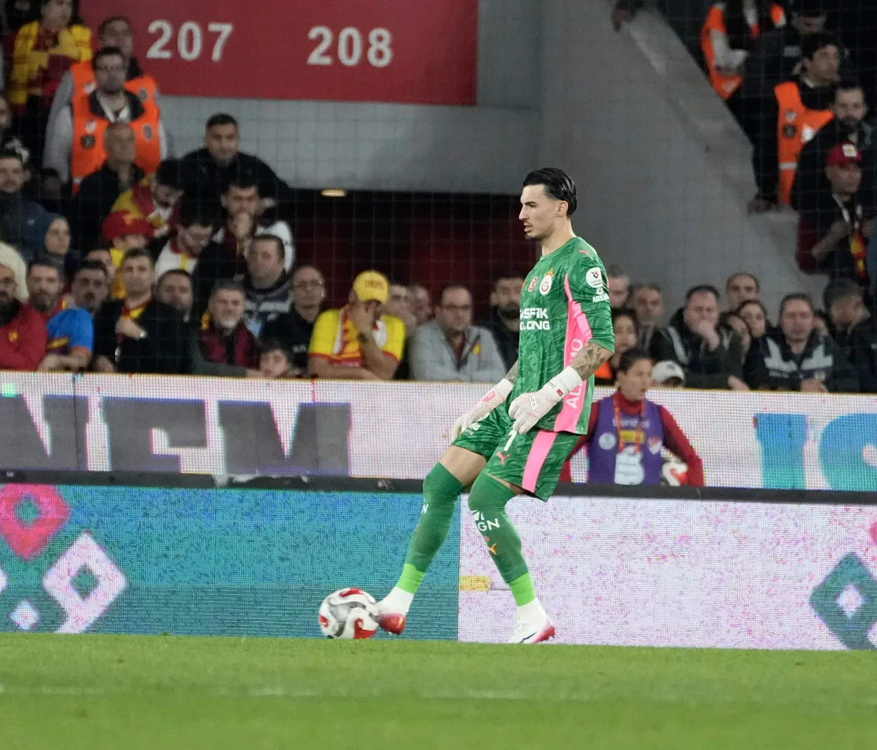 Galatasaray Göztepe deplasmanında kazandı: Süper Lig'in zirvesinde 4 puanlık fark!