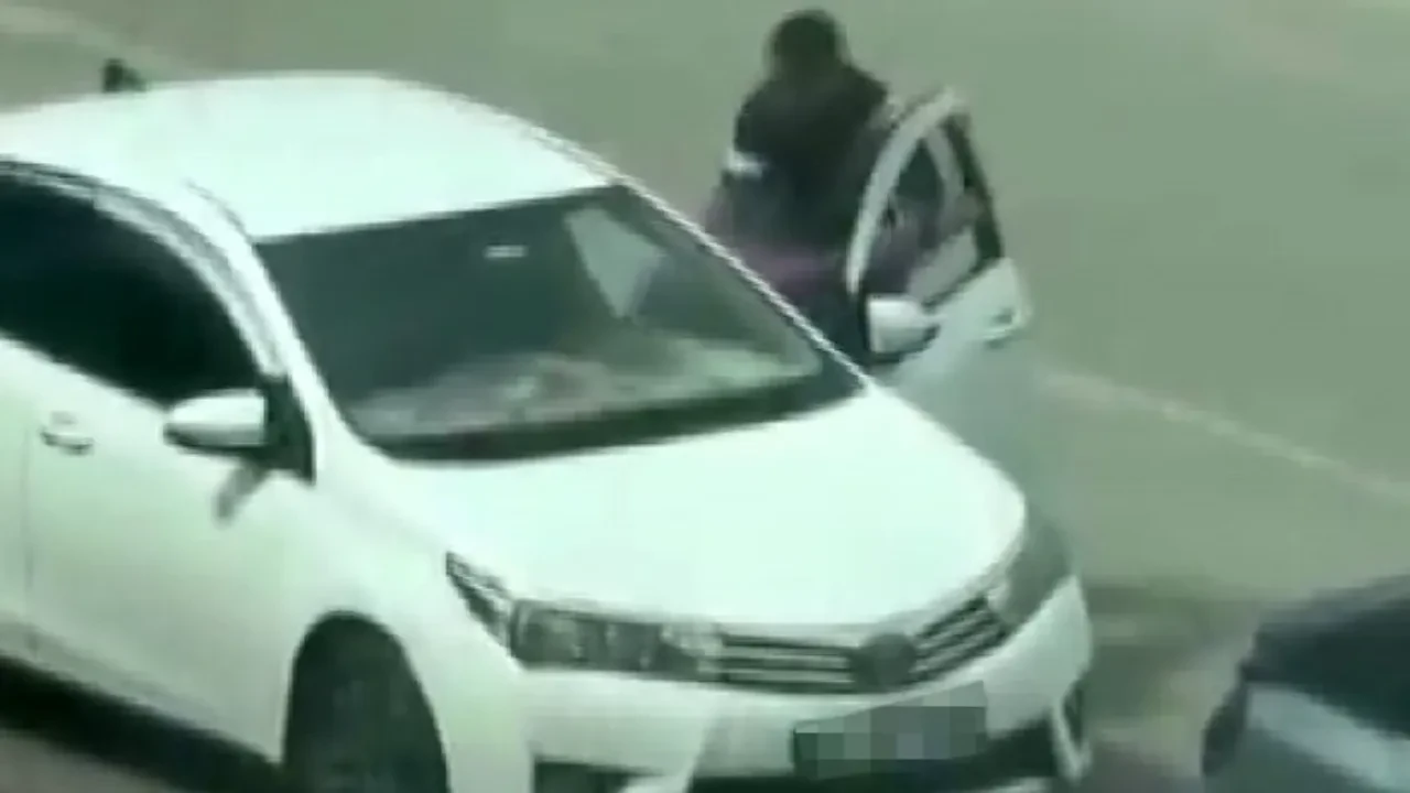 Gaziantep'te yol ortasında dehşet! Sürücüyü aracından indirip tekme tokat dövdü