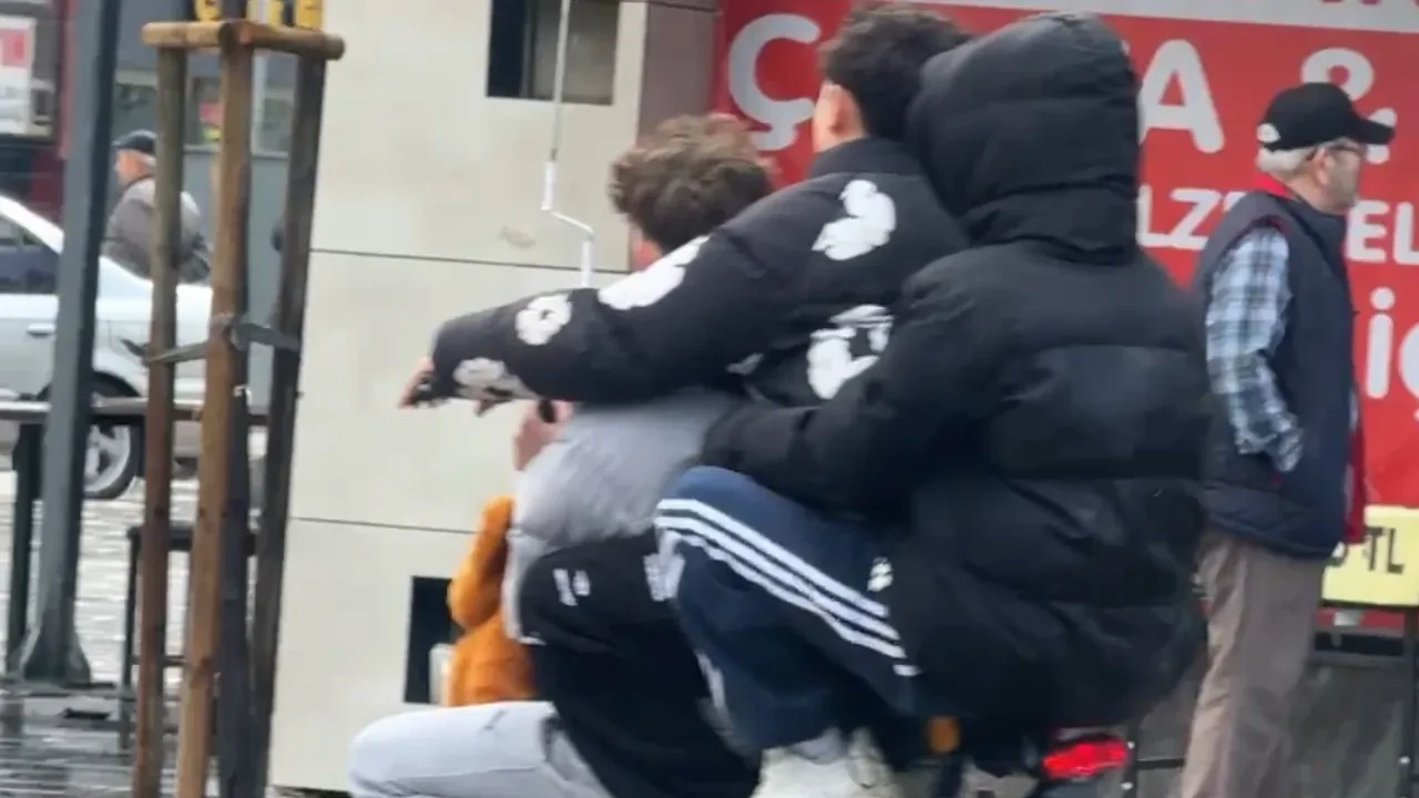 Hem kendi hem de insanların canını hiç saydılar! Trafikte gençlerin tehlikeli yolculuğu kamerada