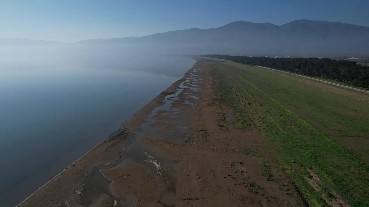 İznik Gölü'nde tedirgin eden görüntü! Sular 30 metre çekildi
