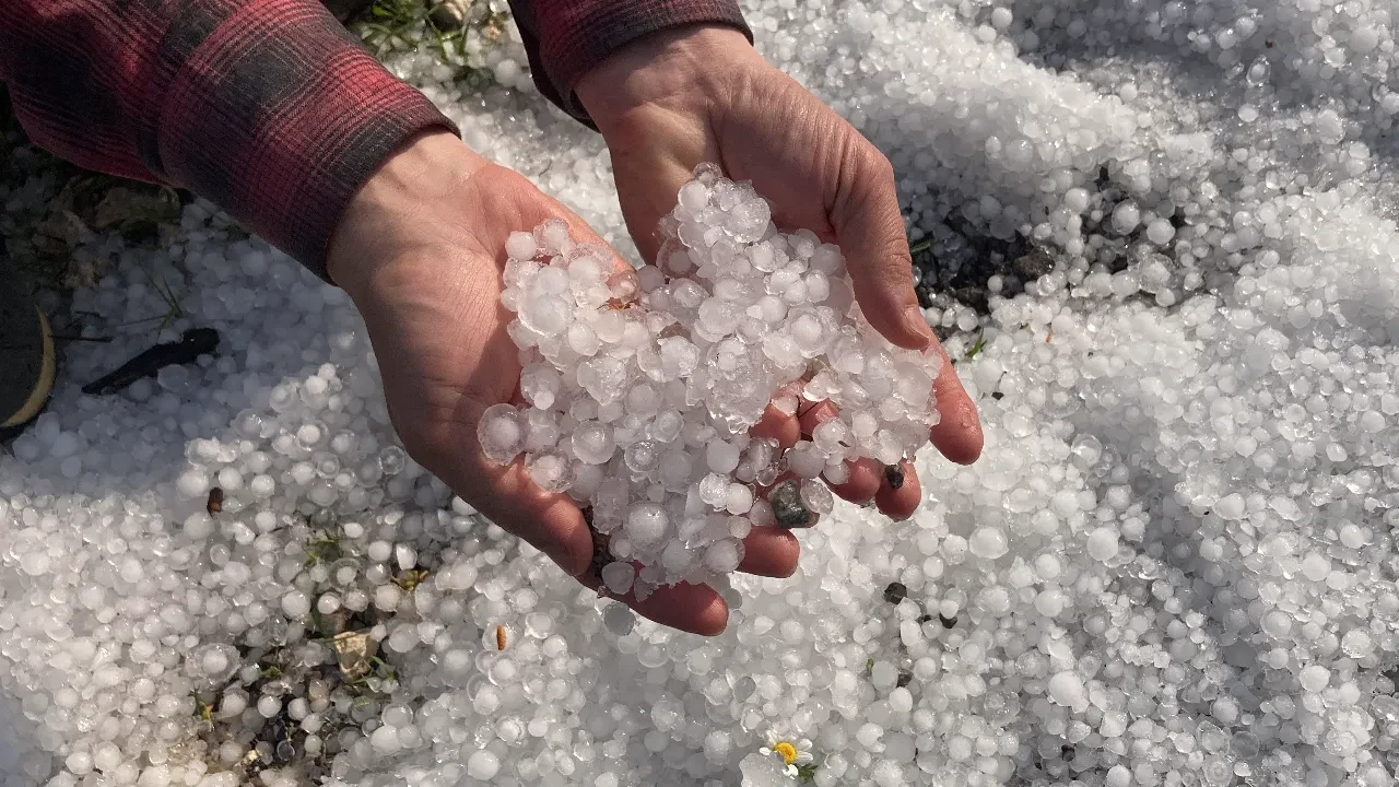 Mersin'de dolu etkili oldu! Misket büyüklüğündeki dolu zor anlar yaşattı