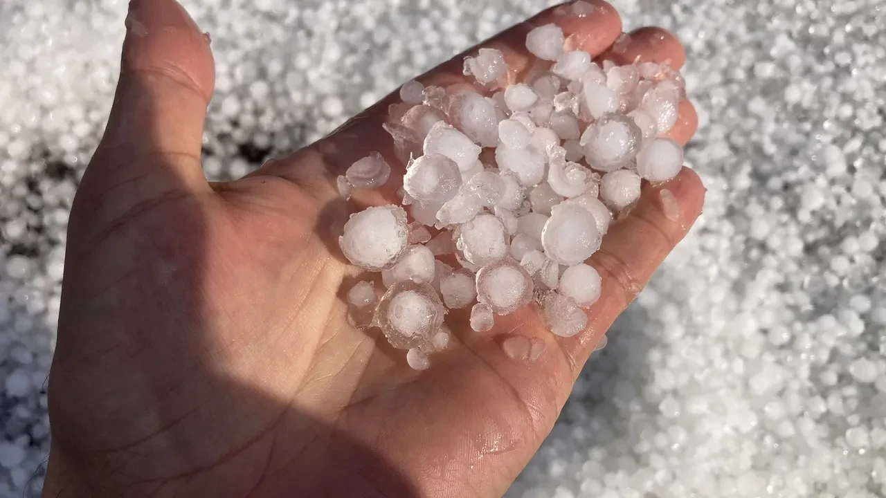 Mersin'de dolu etkili oldu! Misket büyüklüğündeki dolu zor anlar yaşattı