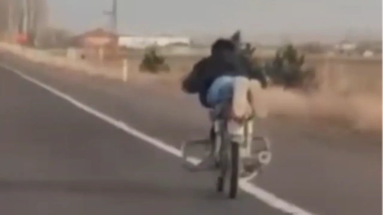 Motosiklette akrobatik şov pahalıya patladı: Trafikten men edildi, 88 bin 500 TL ceza kesildi