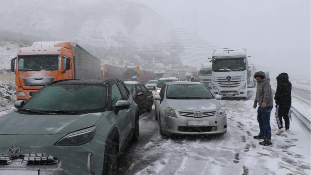Nisan ayında kış! Erzincan-Sivas kara yolu ulaşıma kapando