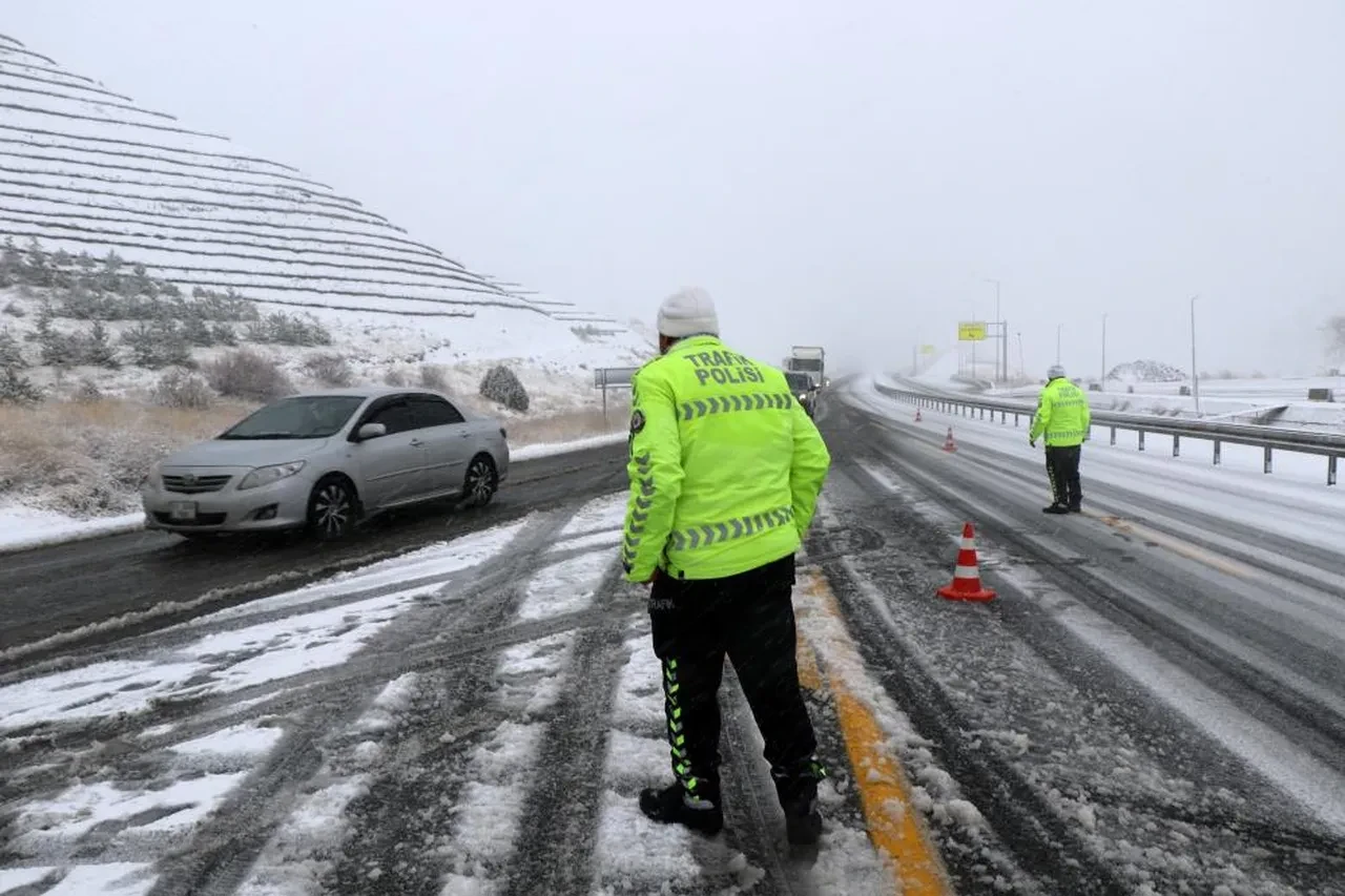 Nisan ayında kış! Erzincan-Sivas kara yolu ulaşıma kapando