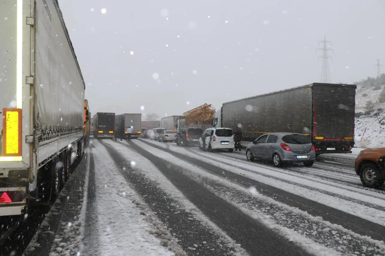 Nisan ayında kış! Erzincan-Sivas kara yolu ulaşıma kapando