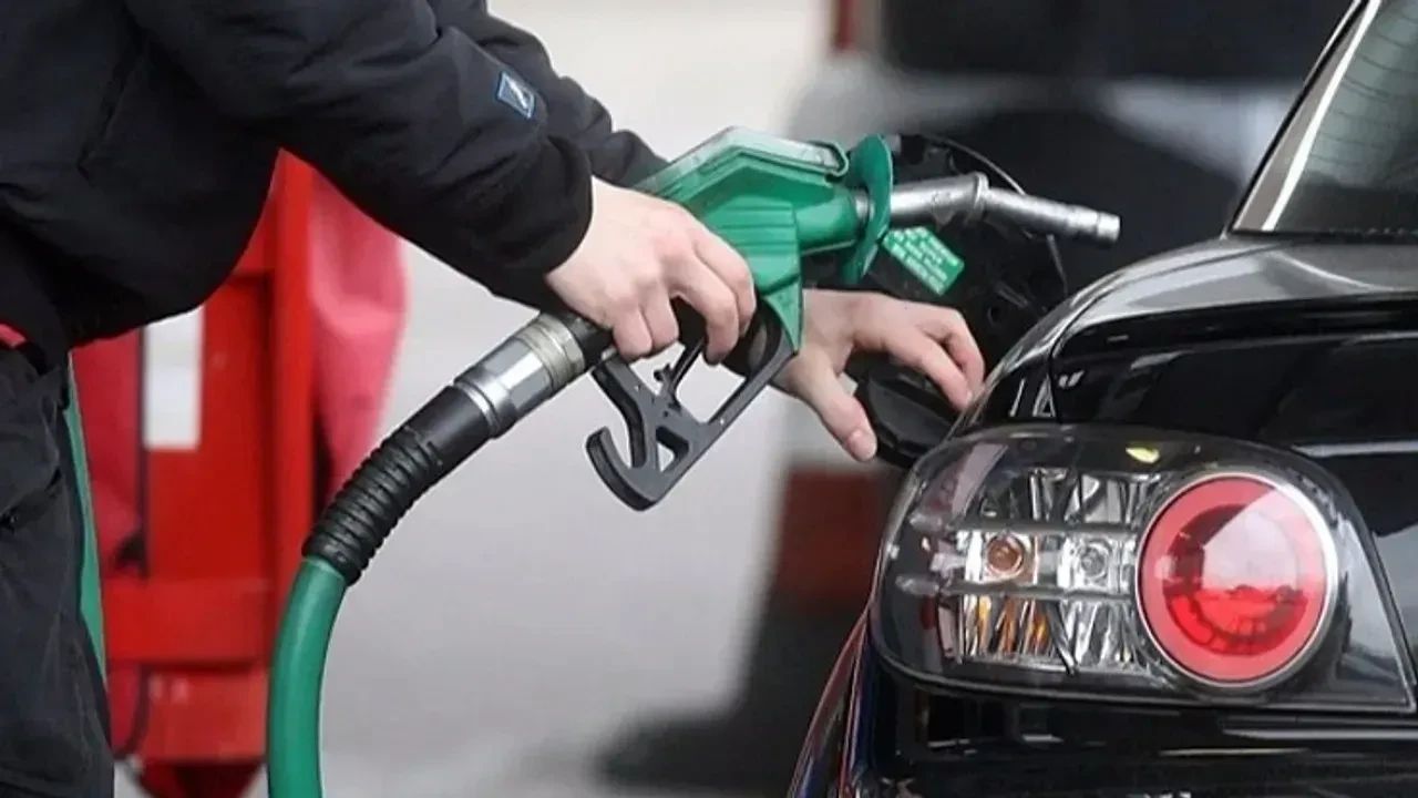 Petrol fiyatları çakıldı gözler tabelalara çevrildi: Motorin ve benzine indirim geliyor