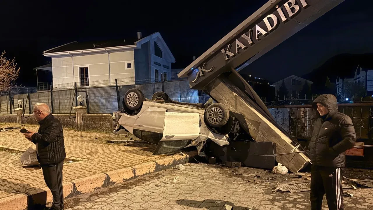 Site sakinleri korku dolu anlar yaşadı! Takla ata ata girişi yıktı