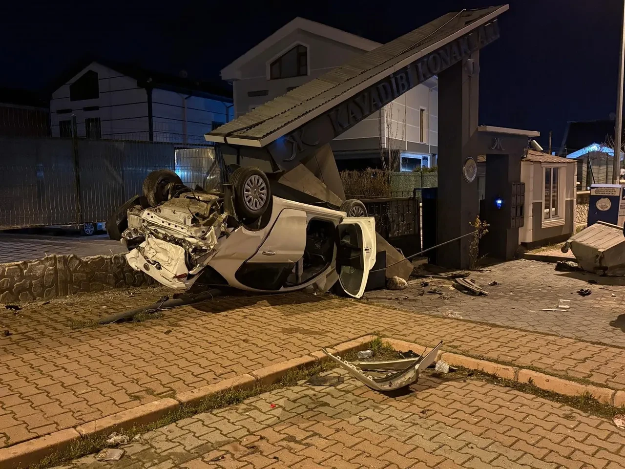 Site sakinleri korku dolu anlar yaşadı! Takla ata ata girişi yıktı