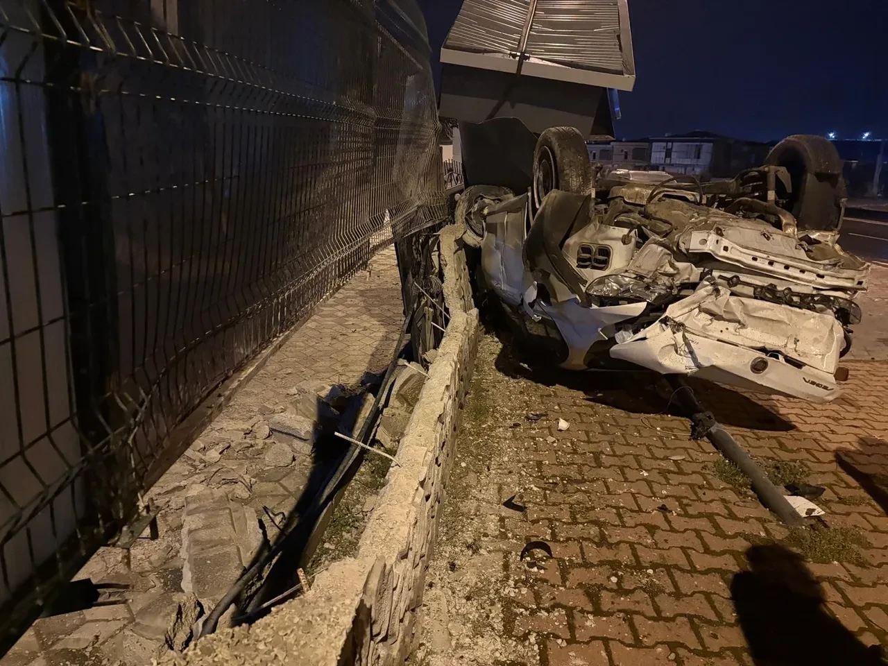 Site sakinleri korku dolu anlar yaşadı! Takla ata ata girişi yıktı