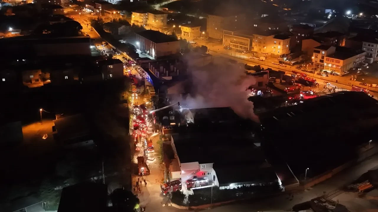 Tuzla'da fabrika yangını! Ekipler yangını kontrol altına aldı